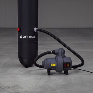 Mit der Elektropumpe können die aufblasbaren Schnelleinsatzzelte von Aerise mühelos aufgebaut werden.