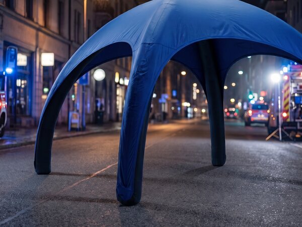 Ein blaues Schnelleinsatzzelt aufblasbar sorgt bei Polizei- und Rettungseinsätzen als Wetter- und Sichtschutz.