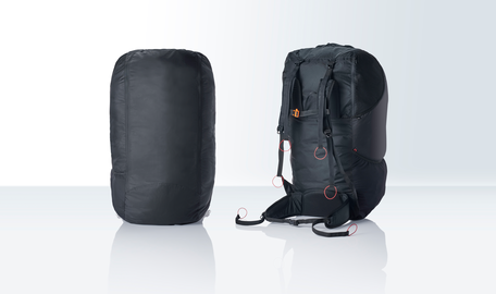 Schwarzer Rucksack in Front- und Rückansicht, weißer Studiohintergrund