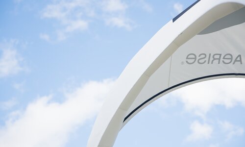 Teilansicht eines weißen aufblasbaren Zeltes vor einem hellblauen Himmel