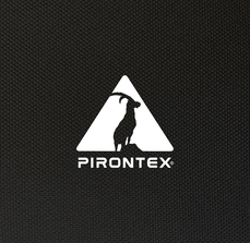 Nahaufnahme eines schwarzen Zeltstoffes, im Vordergrund das weiße Logo von Pirontex