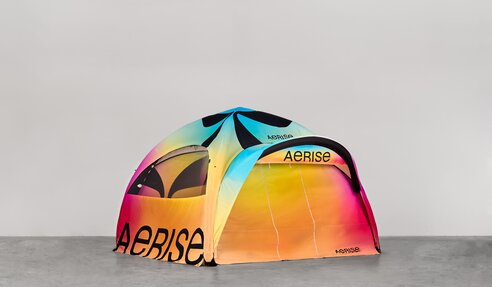 Aerise aufblasbare Zelte können in bunten und vollständig individuell gestalteten Designs bedruckt werden.