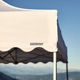 Nahaufnahme eines Dachs mit gewellter Blende eines Faltpavillons von Mastertent