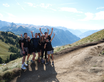 Gruppenbild der Mitarbeitenden der Zingerle Group bei Wanderausflug in Südtirol