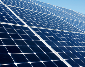 Nahaufnahme einer Photovoltaikanlage vor wolkenlosem Himmel