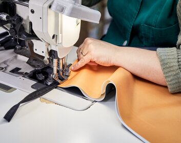 Eine Person näht ein Zelt in der Näherei der Zingerle Group