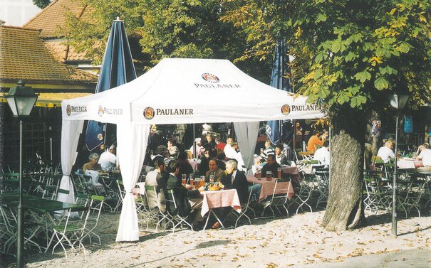 Ein Faltpavillon im Paulaner Biergarten, Foto aus dem Archiv
