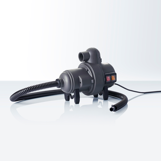 Grijze elektrische pomp waarmee opblaasbare tenten in zeer korte tijd kunnen worden opgebouwd