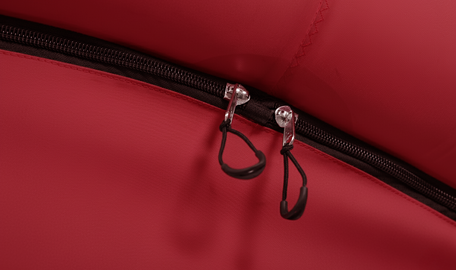 Nahaufnahme der Reißverschlüsse, mit denen Seitenwände am aufblasbaren Zelt angebracht werden können