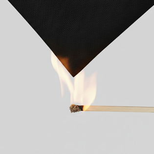 Ein Streichholz wird unter ein Stück schwarzes Zelttextil gehalten, hellgrauer Hintergrund