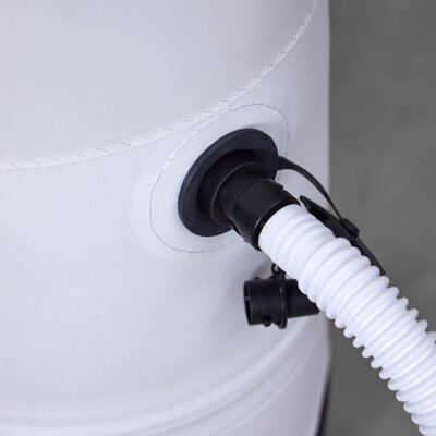 Nahaufnahme eines Zeltfußes eines aufblasbaren Zeltes in der Farbe Weiß, Pumpschlauch ist an Ventil angebracht