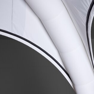 Nahaufnahme eines Zeltbeins eines Luftpavillons in der Farbe Weiß, gespanntes Zeltdach