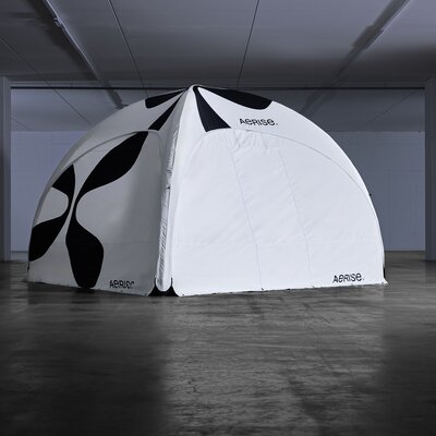 Aufblasbares Zelt in der Farbe Weiß mit geschlossenen Seitenwänden, Seitenwand mit Tür auf Vorderseite