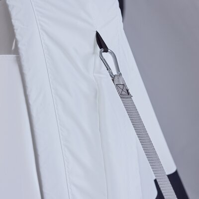 Detailaufnahme eines weißen aufblasbaren Zelts, Befestigungsset mit Abspannleine und Karabiner