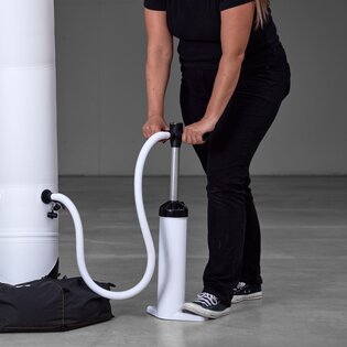 Weißes aufblasbares Zelt wird von Person aufgepumpt