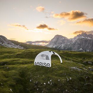 Weitwinkel-Aufnahme aus der Vogelperspektive von aufblasbarem Zelt mit Seitenwand, Abenddämmerung