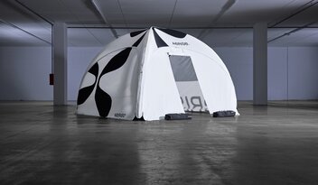 Aufblasbares Zelt mit geschlossener Seitenwand, Fenster und Tür, sowie Seitenwandballastierung.