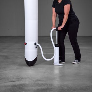 Die Aerise Zelte können mit der mitgelieferten Handpumpe einfach aufgeblasen werden.