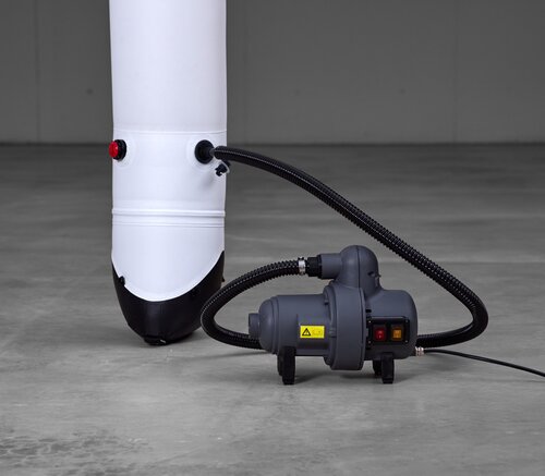 Aufblasen des Aerise Zeltes mit der separat erhältlichen elektrischen Pumpe.