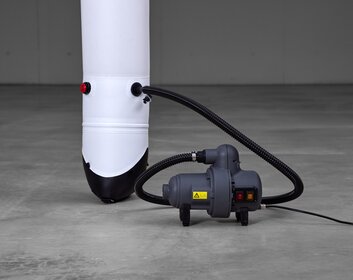 Aufblasen des Aerise Zeltes mit der separat erhältlichen elektrischen Pumpe.