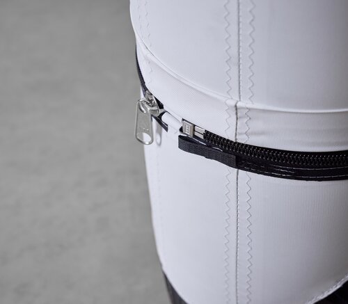 Nahaufnahme des Reißverschlusses am Zeltfuß.