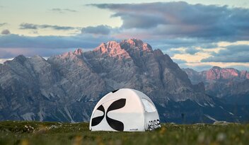 Weißes aufblasbares Zelt mit geschlossener Seitenwand und Seitenwand mit Fenster bei Dämmerung