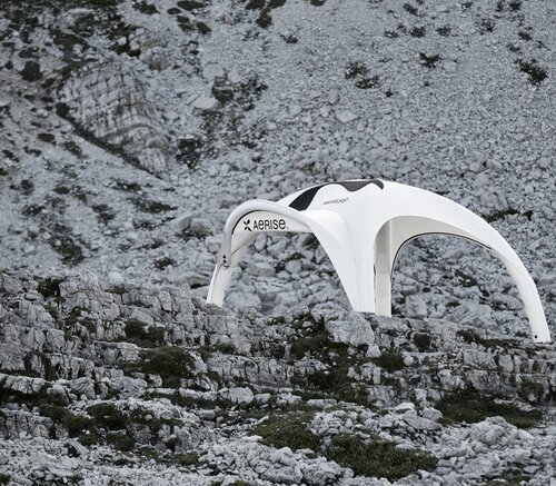 Weißer, bedruckter Luftpavillon in schroffer, felsiger Berglandschaft