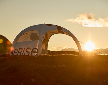 Weißer, bedruckter Luftpavillon in Berglandschaft mit Gegenlicht, ausgestattet mit Seitenwänden