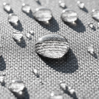 Nahaufnahmen von Wassertropfen auf einem grauen Stoff