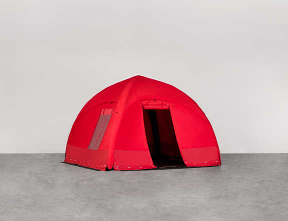 Studioaufnahme eines roten Schnelleinsatzzeltes von Aerise, ausgestattet mit Seitenwänden