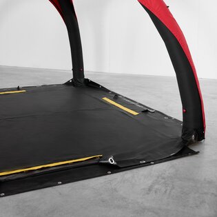 Ein rot-schwarzes aufblasbares Zelt von Aerise, ausgestattet mit Rescue-Boden mit gelben Sicherheitsstreifen