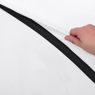 Die Reißverschlüsse der aufblasbaren Zelte von Aerise sind mit Rain-Covern vor Regen geschützt