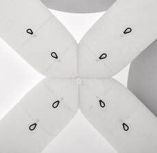 Das Dachkreuz eines aufgebauten Luftpavillons von Aerise in der Farbe Weiß