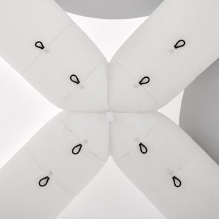 Das Dachkreuz eines aufgebauten Luftpavillons von Aerise in der Farbe Weiß