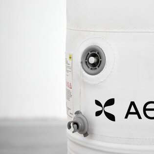 Graues Push-Push-Ventil am Fuß eines Luftpavillons, an dem die Pumpe zum Aufbau angeschlossen wird