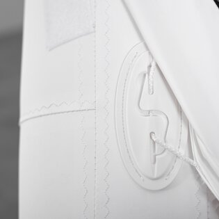 Das Dach der aufblasbaren Zelte von Aerise ist flexibel an der Struktur angebracht