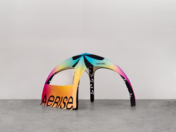 Aufblasbares Zelt von Aerise in Regenbogenfarben mit Seitenwand mit Fenster