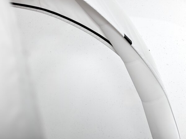 Aufgepumpte Struktur eines Luftpavillons in der Farbe Weiß