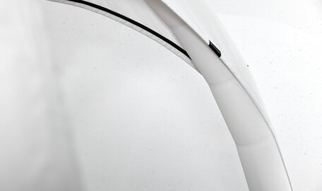 Aufgepumpte Struktur eines Luftpavillons in der Farbe Weiß