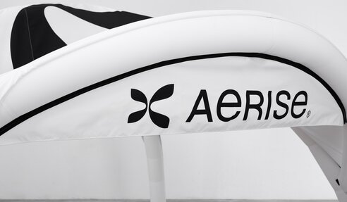 Aerise Zelt mit schwarzer Bedruckung, weißem Vordach und Vordach-Banner