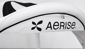 Aerise Zelt mit schwarzer Bedruckung, weißem Vordach und Vordach-Banner