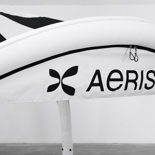 Aerise Zelt mit schwarzer Bedruckung, weißem Vordach und Vordach-Banner