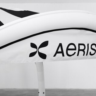 Aerise Zelt mit schwarzer Bedruckung, weißem Vordach und Vordach-Banner