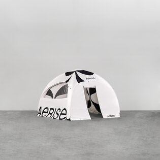 Weißer Luftpavillon mit schwarzer Bedruckung und verschiedenenen Seitenwänden: geschlossen, mit Fenster, mit Tür