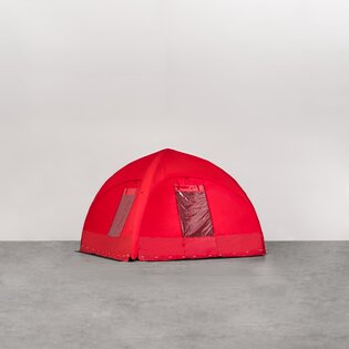Schnelleinsatzzelt von Aerise in der Farbe Rot, das an allen Seiten mit einer Seitenwand mit Tür geschlossen ist