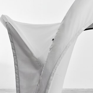 Seitenansicht eines weißes Luftpavillons von Aerise mir aufblasbarem Vordach