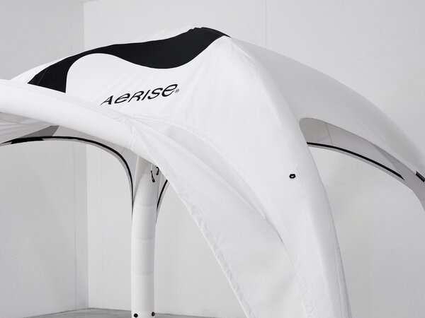 Weißes Zelt von Aerise mit schwarzer Bedruckung und Vordach