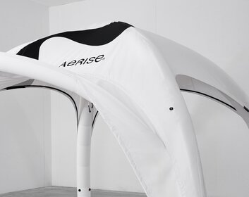 Weißes Zelt von Aerise mit schwarzer Bedruckung und Vordach