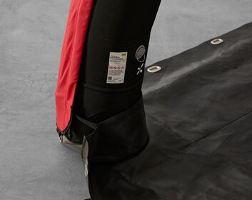 Am Fuß der schwarzen Zeltstruktur eines Aerise Zeltes ist der rutschfeste Rescue-Boden befestigt  