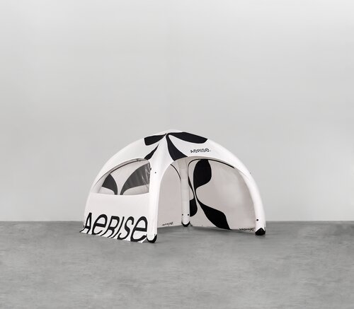 Weißer Luftpavillon mit schwarzer Bedruckung auf Dach und Seitenwänden